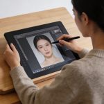 artiste retouchant portrait sur logiciel photo alternatif