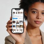 jeune femme tenant smartphone affichant interface groupe Instagram