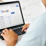 Personne assise devant ordinateur effacant historique Google