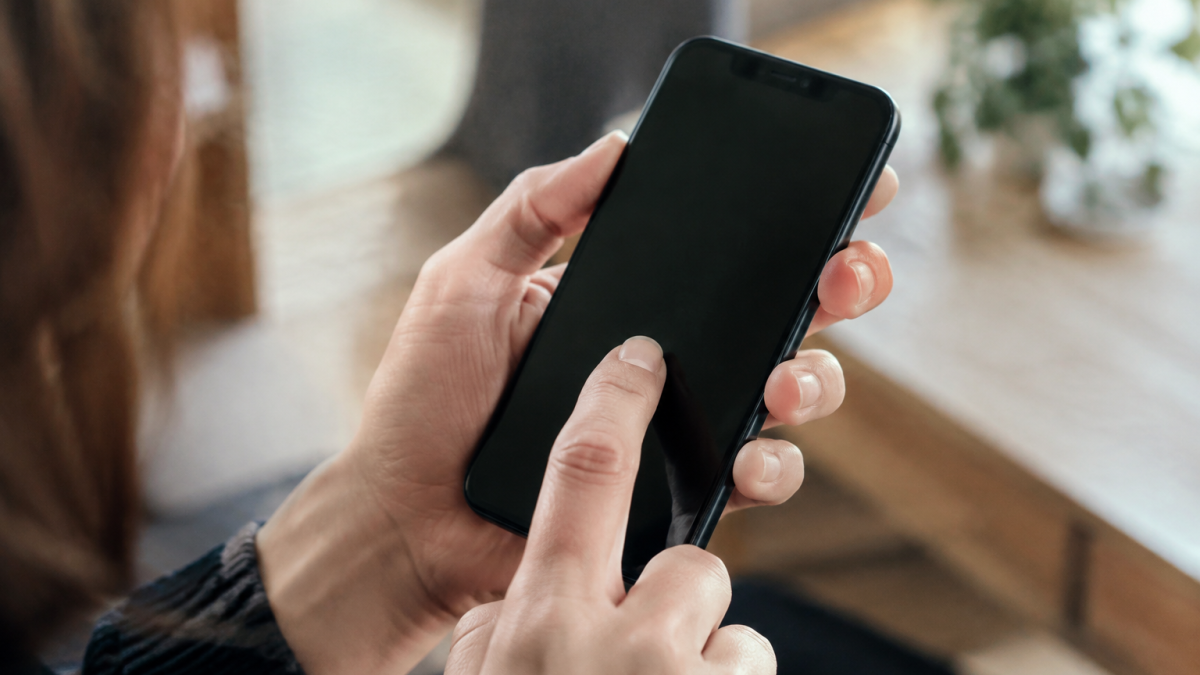 Mains touchant ecran tactile smartphone noir vertical
