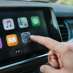 Doigt appuyant icone parametres sur ecran tactile