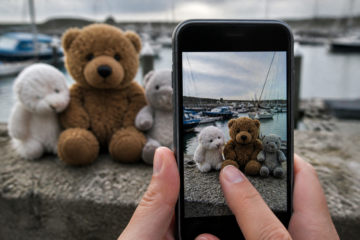 Gros plan smartphone avec peluches dans le port