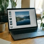 Ordinateur portable ouvert sur bureau affichant PDF avec photo