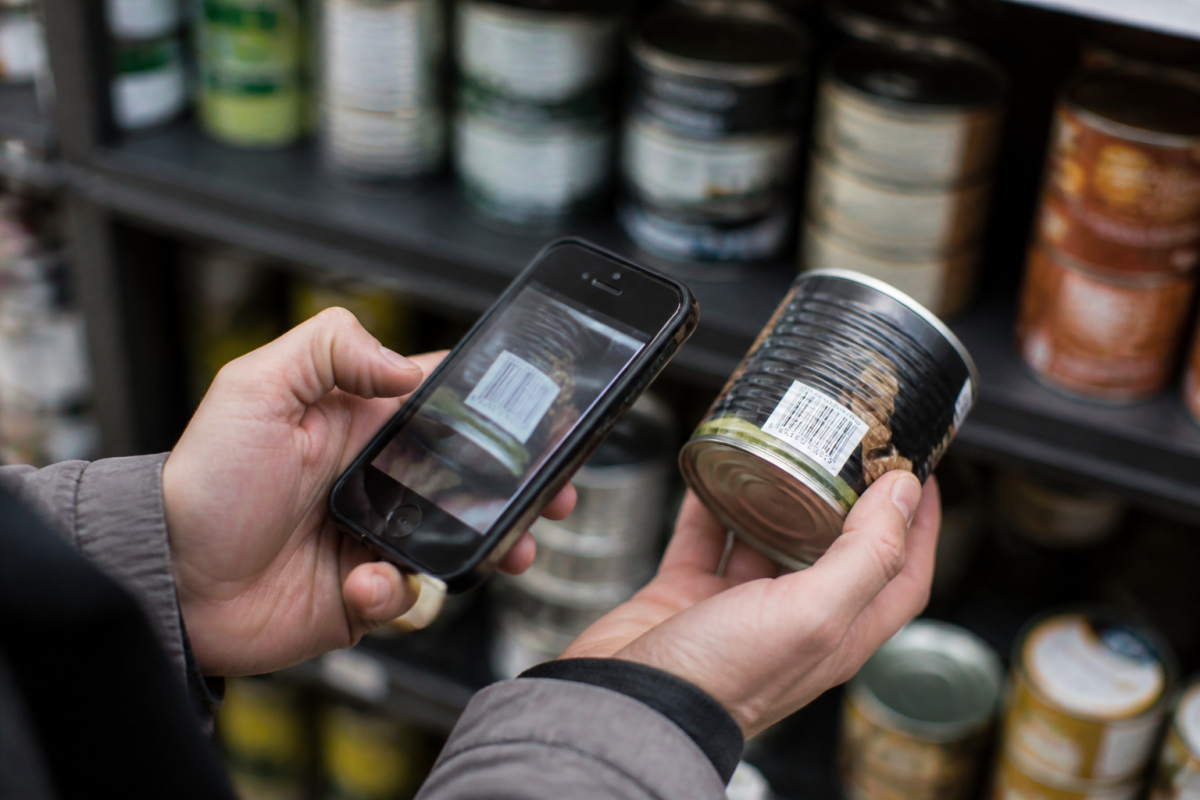Smartphone scannant un code-barres sur une boite de conserve