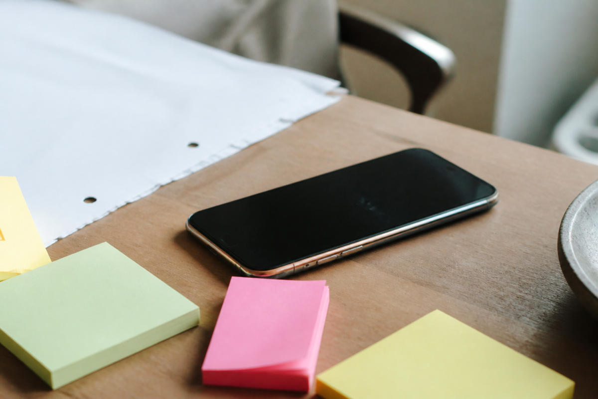 Smartphone pose sur une table avec des notes colorees