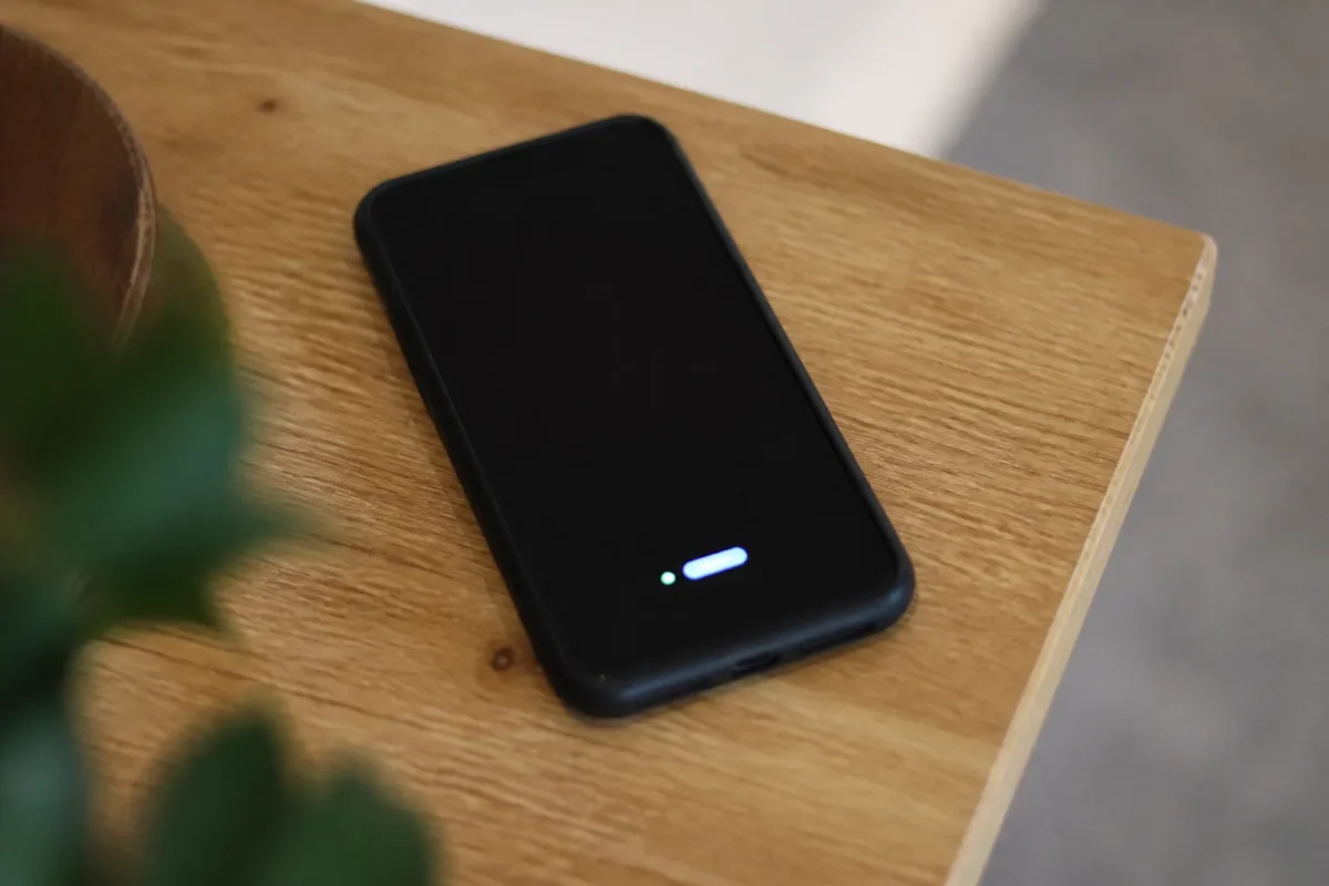Smartphone sur table affichant une notification de message