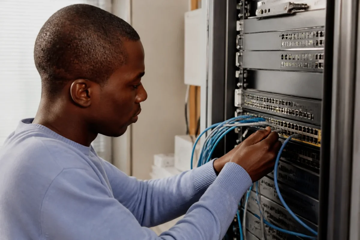 Technicien branche des cables ethernet sur un standard telephonique