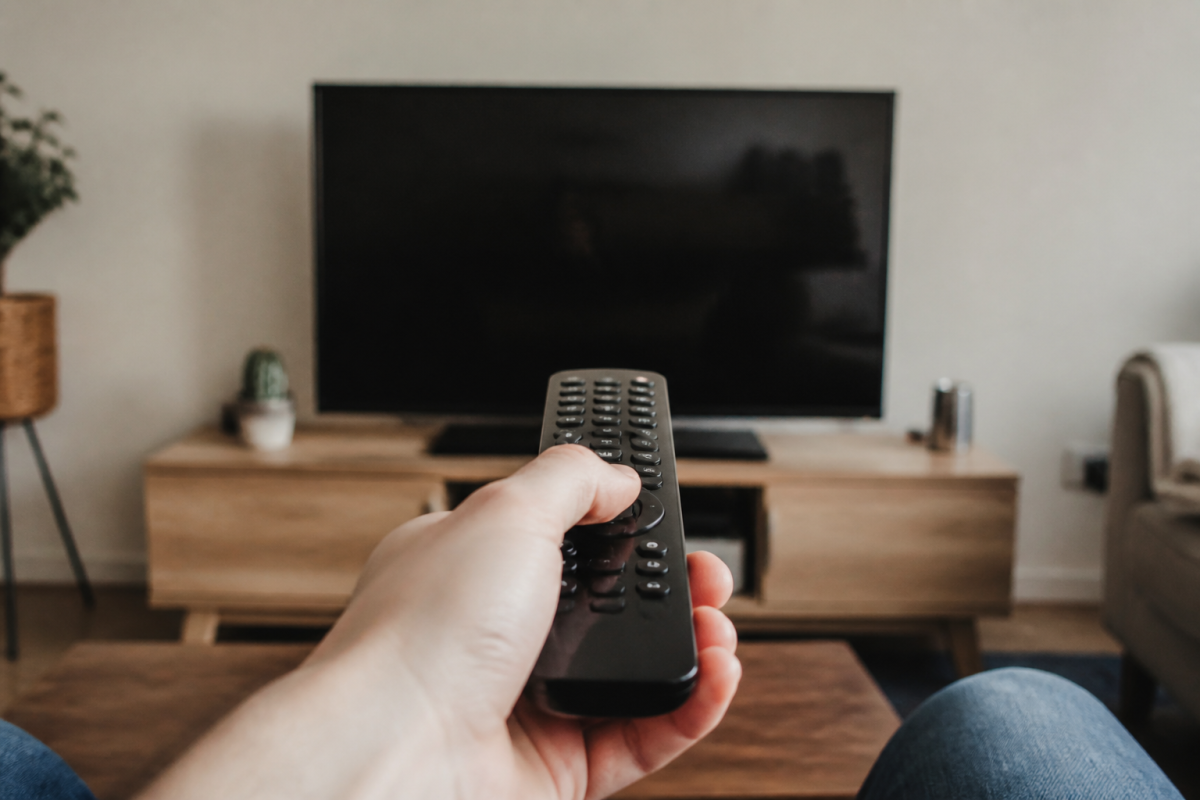 Telecommande pointee vers ecran de televiseur moderne